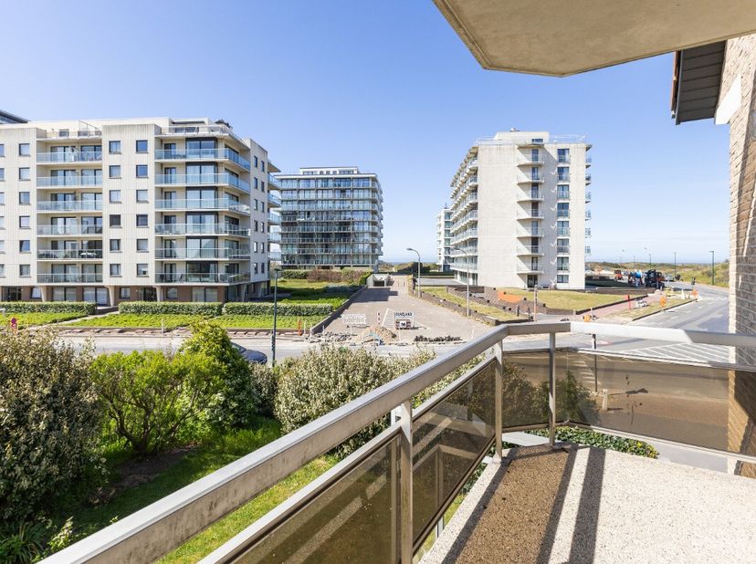 [[ DIT PAND NEEMT DEEL AAN DE ERA OPEN HUIZEN DAG OP 13/6 VAN 13:00 TOT 14:00 ]] De Panne: ruim 3-slaapkamerappartement te koop op toplocatie! Dit rui