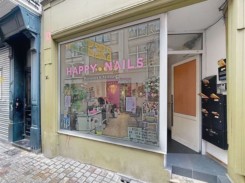 Idéalement situé à deux pas de la Bourse, ce charmant local commercial denviron 25 m² offre une excellente visibilité. Il se compose dun espace commer