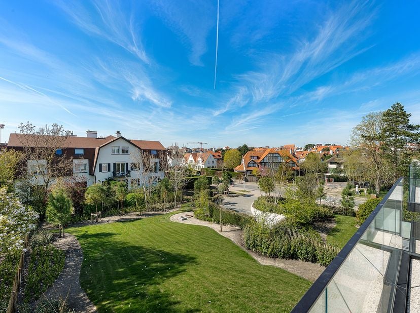 Prachtig gerenoveerd appartement met&amp;nbsp; zuidwest gericht terras op wandelafstand van het strand en het Albertplein in het Zoute. Appartement van 15