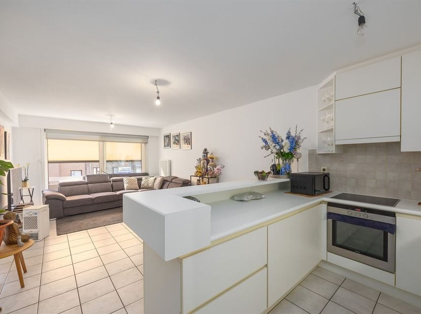 Appartement met zonnig terras, centraal gelegen vlakbij de Zeedijk en winkelcentrum van Middelkerke. Bestaande uit ruime inkomhal met vestiaire, apart
