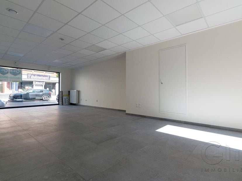 COMINES<br />
Rue de la Gare 38<br />
Surface commerciale de 60m² dans un état neuf bénéficiant d'une belle vitrine et d'une position centrale !<br />