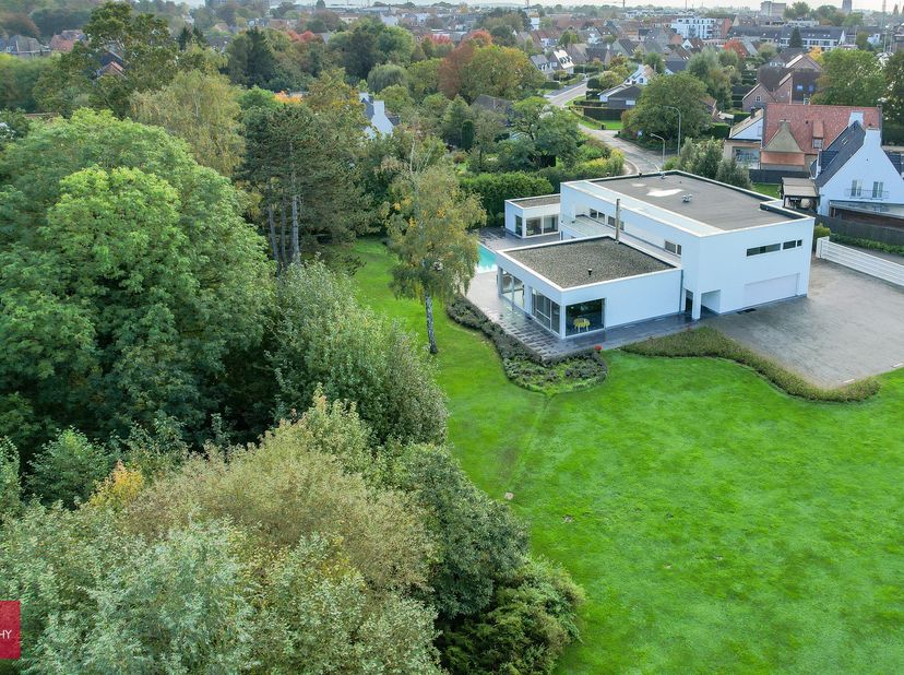 Moderne luxe-villa met heel mooie tuin bestaande uit een inkomhal, living, ingerichte ruime keuken, bijkeuken, 2 slaapkamers, 2 badkamers, dressing, s