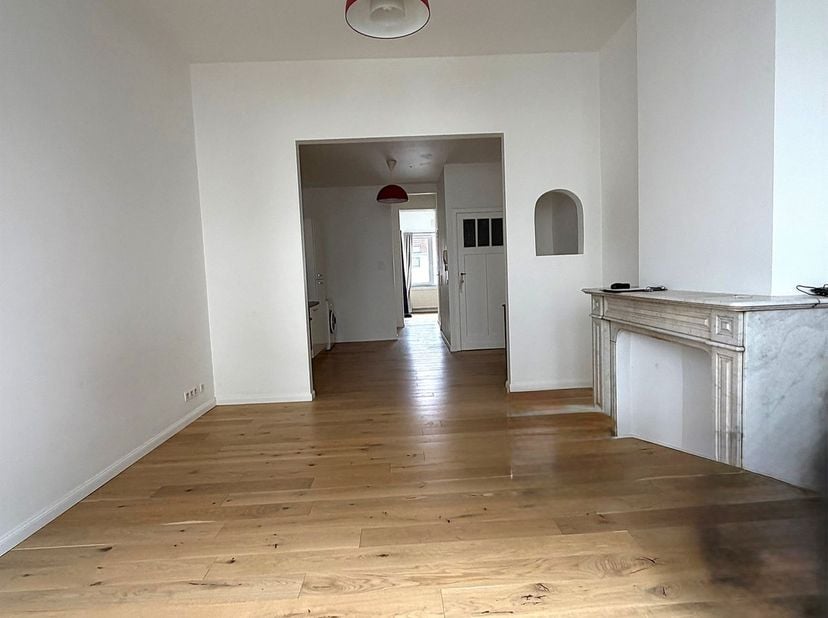 Mejama Real Estate vous présente ce très bel appartement d'une chambre, idéalement niché au 1er étage d'une petit copropriété intimiste de seulement 5
