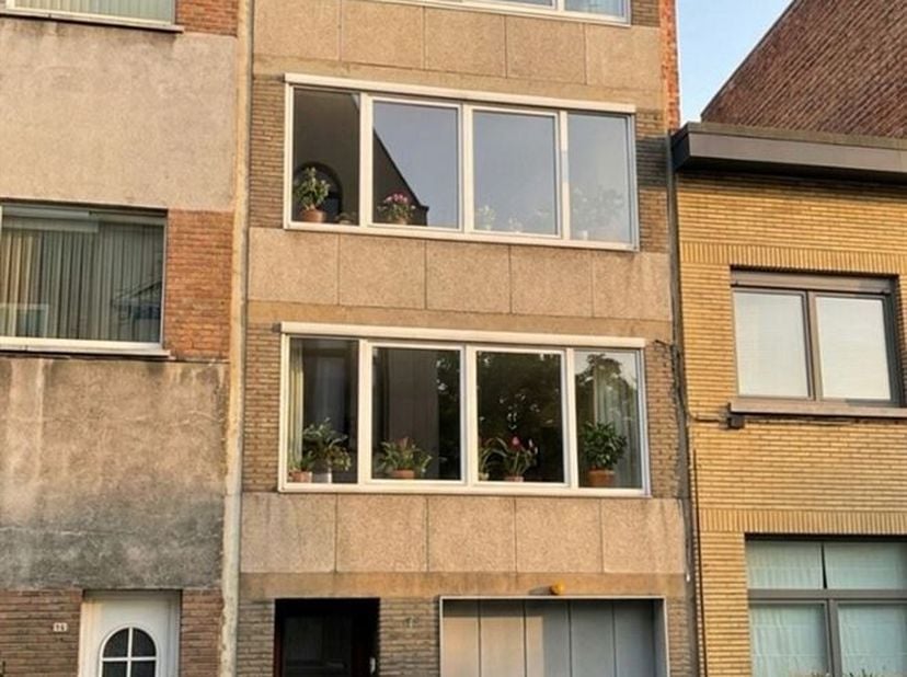 Situation : L'appartement est très bien situé à Deurne, dans un endroit privilégié juste à côté de Turnhoutsebaan. Il se trouve à quelques pas du magn