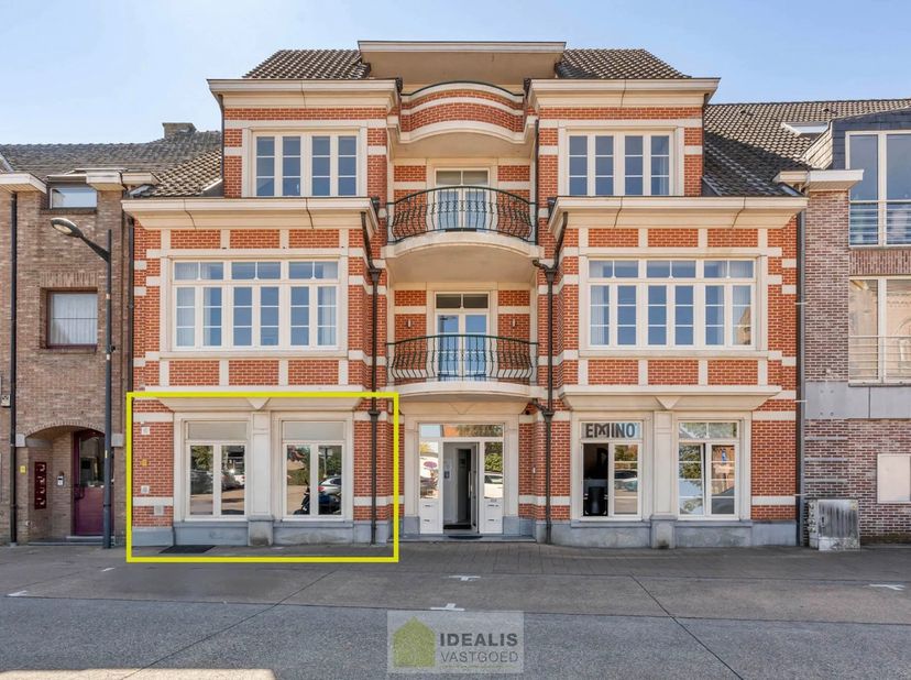 IDEALIS VASTGOED - KANTOORRUIMTE MET TAL VAN MOGELIJKHEDEN OP EEN TOPLOCATIE IN HET CENTRUM VAN PAAL (BERINGEN) IN EEN KARAKTERISTIEK PAND! Deze kanto
