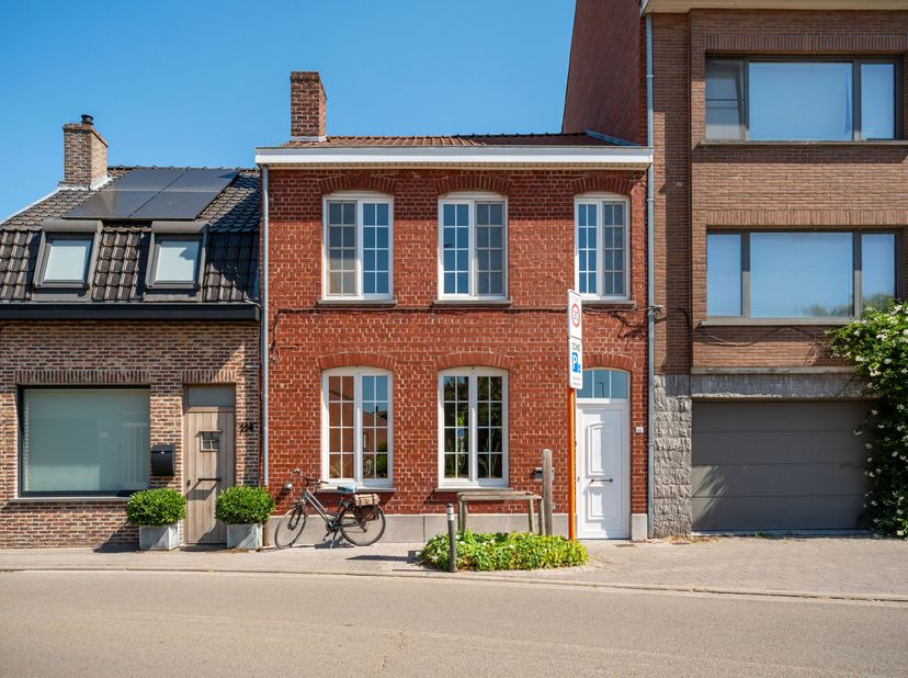 Deze instapklare woning is gelegen in het centrum van Poperinge. Alles is er kortom bij de hand!<br />
Het gelijkvloerse bestaat uit een ruime inkomha