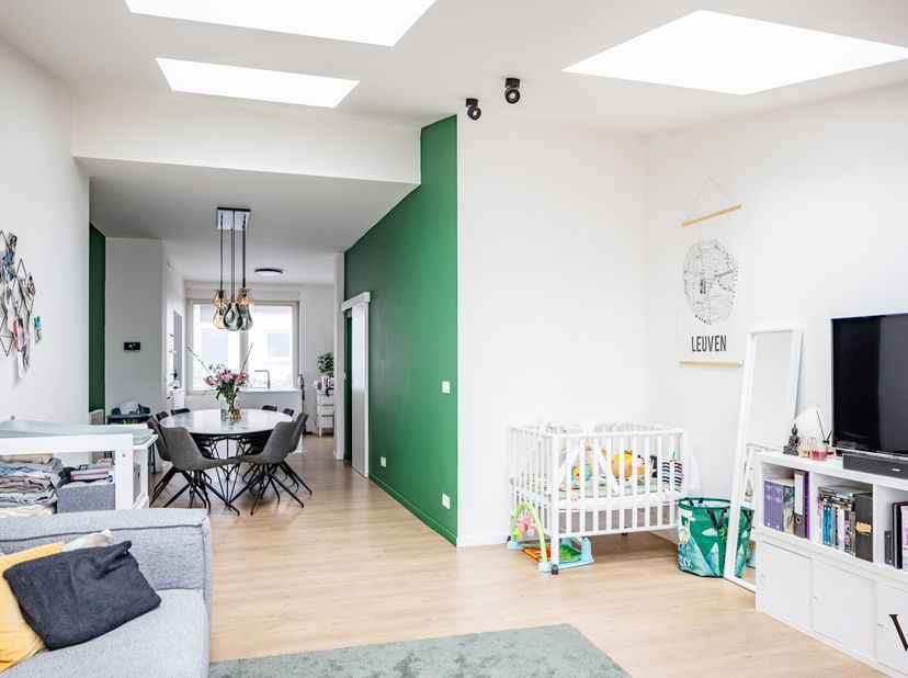 Deze volledig gerenoveerde gezinswoning is rustig gelegen in het centrum van Leuven en werd in 2019–2020 grondig en toekomstgericht vernieuwd. De woni