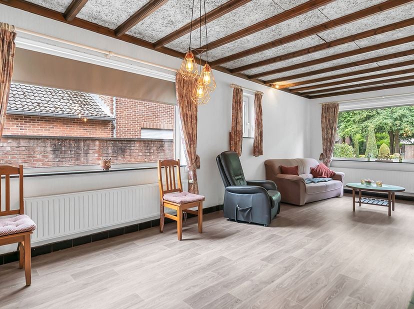 Gelegen aan de prestigieuze Dobbelsteynstraat 12 bevindt deze vrijstaande woning zich op één van de meest gegeerde woonlocaties van Lanaken. Deze resi