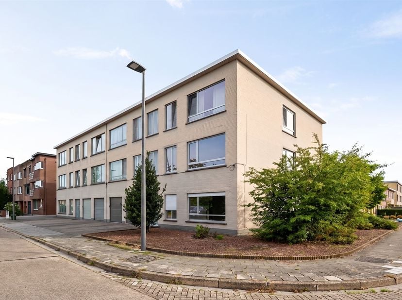 Instapklaar appartement met 2 slaapkamers en garage<br />
<br />
Dit instapklare appartement met 2 slaapkamers bevindt zich op de eerste verdieping