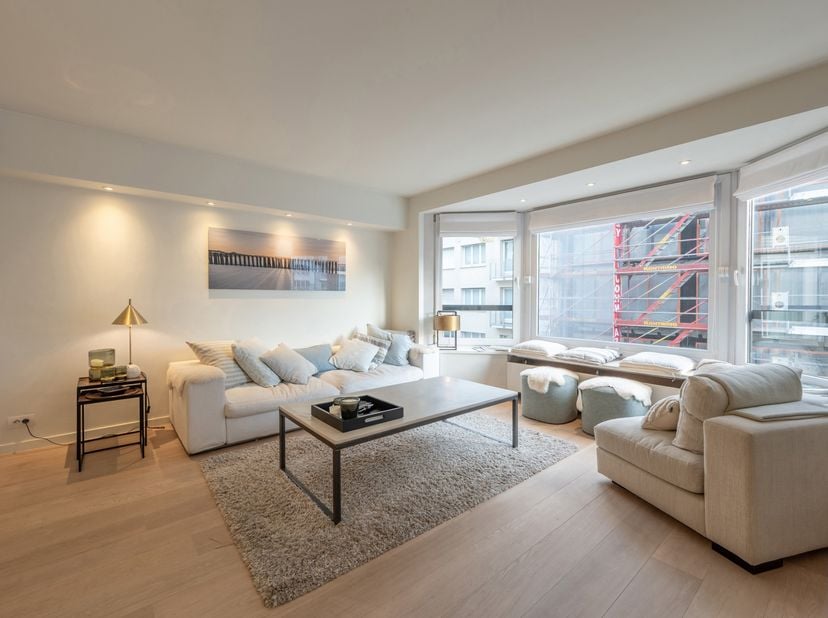 Fantastisch appartement met zijdelings zeezicht, ideaal gelegen in de onmiddellijke omgeving van het Driehoeksplein.Het appartement omvat een inkomhal