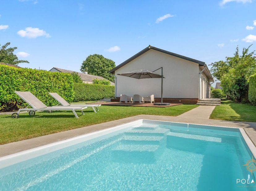 Modern, stijlvol en tot in de puntjes afgewerkt: deze prachtige bungalow werd recent volledig gerenoveerd en is werkelijk 100% instapklaar. Vanaf het