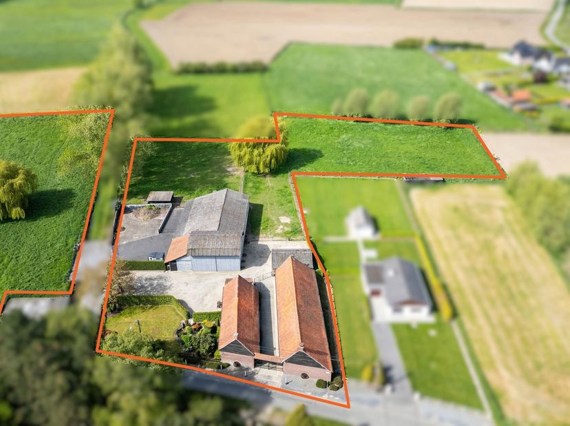 RONSE - Charmante hoeve op 1,16 ha met bijgebouw<br />
Deze charmante eigendom, rustig gelegen op een prachtig perceel van maar liefst 1,16 hectare, b