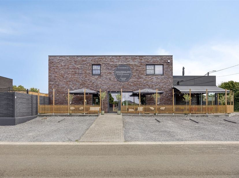TE KOOP: Handelshuis met pizzeria &amp; appartement in Koersel!<br />
Aan de Bosstraat 1 in Koersel komt dit piekfijn verzorgd handelshuis uit 2015 op de