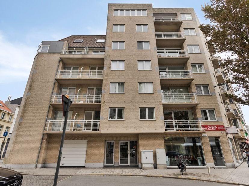 Deze Penthouse staat te koop te Oostende, vlakbij plein 'Petit Paris' en op 740 meter van het strand. Geniet van een strategische ligging, die de binn