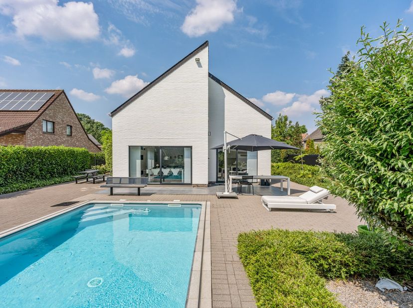 Deze prachtige architectenwoning in de Banneux-wijk gelegen Sittardlaan 10 te Hasselt is een droomhuis voor wie op zoek is naar een ruime en luxueuze