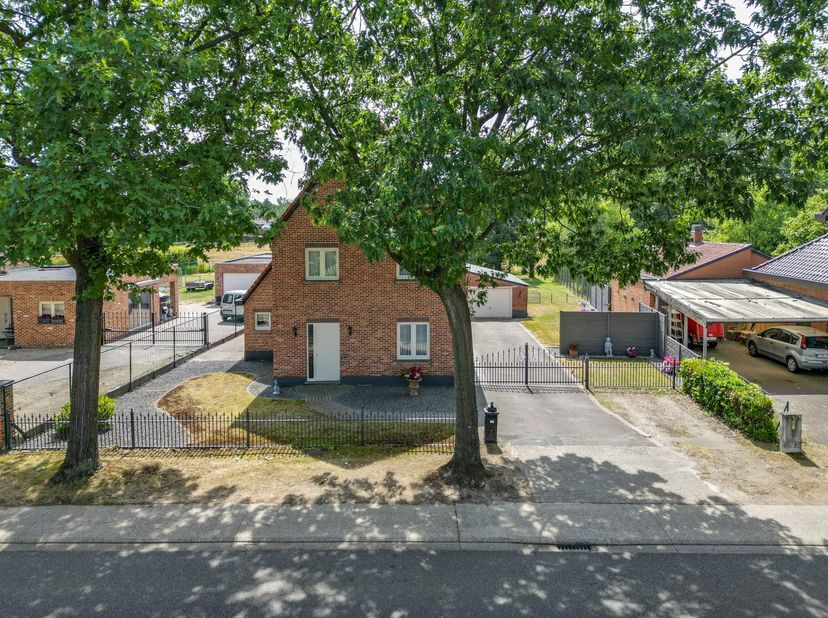 Open bebouwing – 170m² woonoppervlakte – 3 slpk &amp;nbsp;- perceel 11Are&amp;nbsp; 17ca – EPC C<br />
<br />
Achter de &amp;nbsp;gevel van deze &amp;nbsp;open bebouw