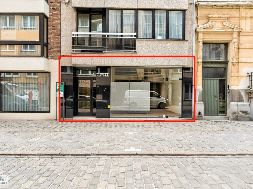 Ruim handelsgelijkvloers met vergunde woonst, uitstekend gelegen in het volle stadscentrum van Oostende. Dit veelzijdige eigendom biedt de unieke comb