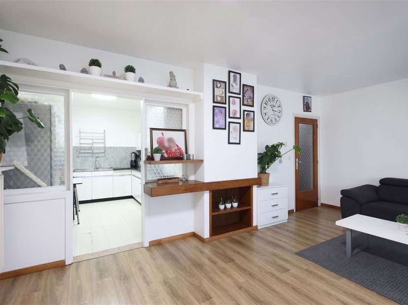 Centraal gelegen lichtrijk appartement met 2 slaapkamers én terras nabij het centrum van Hasselt<br />
<br />
Omgeving:<br />
+ Centrale ligging op
