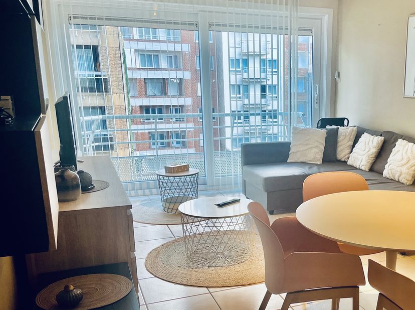 Gemeubelde studio met balkon van 37m2 in het levendige Middelkerke. Gebouwd in 1998, biedt deze studio een uitstekende basis met een EPC-label B. De l