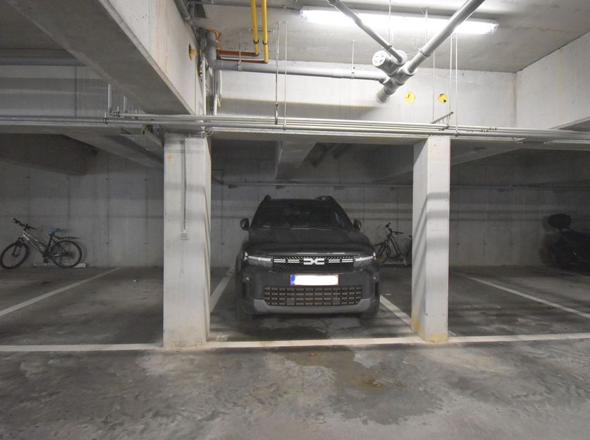 Immo Groot Leeuw vous propose à la vente un emplacement de parking souterrain, situé dans la rue L.A. Schockaert.<br />
L’emplacement convient pour le