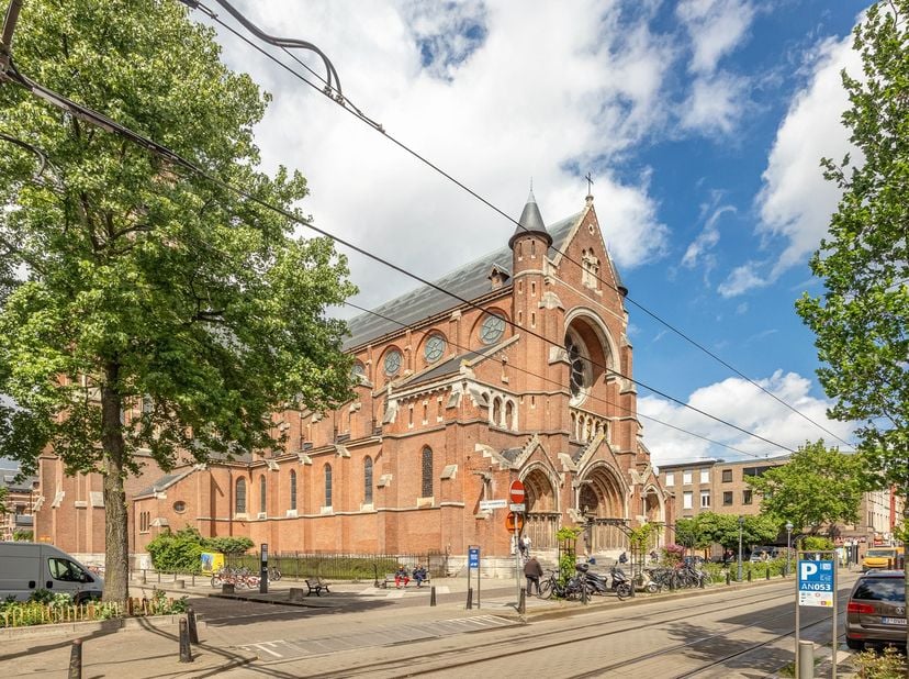 Op centrale ligging te Antwerpen bevindt zich dit veelzijdige investeringspand bestaande uit een commercieel gelijkvloers, heden ingericht als horecaz