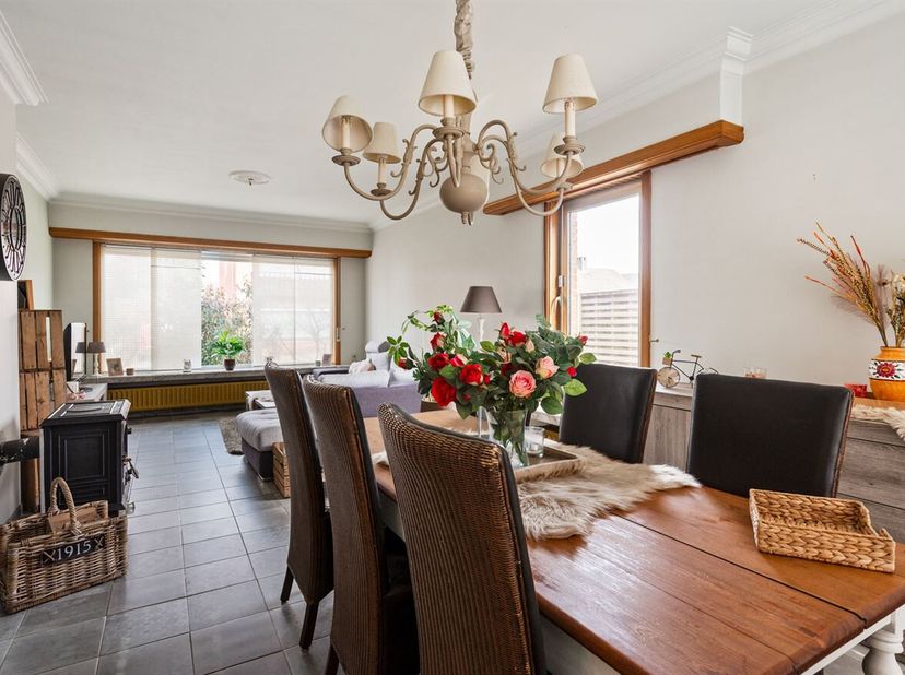 Gelegen in een rustige straat in Bouwel bevindt zich deze te moderniseren woning op Langenheuvel 82. De ligging combineert landelijk wonen met een vlo