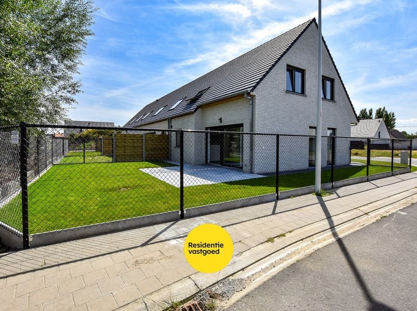 Ruime recente woonst (type halfopen) (2024) met inpandige garage op 258 m² gelegen te Houthulst. Deze ruime woning bestaat op het gelijkvloersverdiep