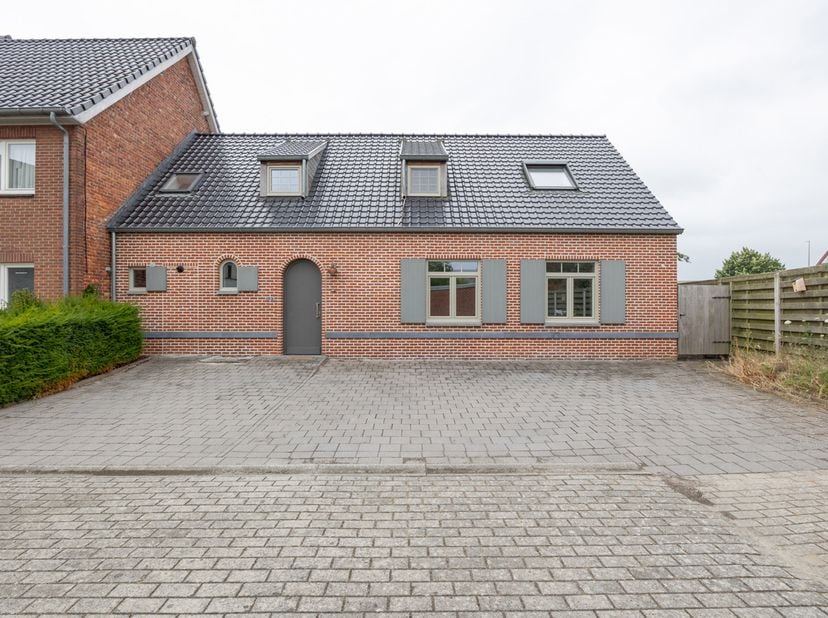 Ben je op zoek naar een rustig gelegen en comfortabele gezinswoning met alle belangrijke faciliteiten nabij? Dan is dit pand op een perceel van 5are10