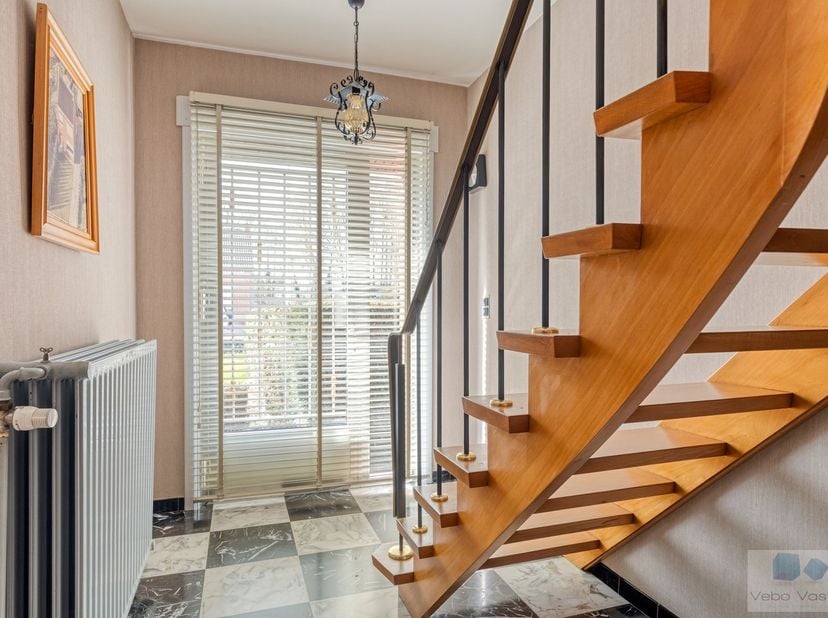 Op een centrale locatie bevindt zich deze charmante HOB met 2/3 slaapkamers, vrijstaande garage op 450 m².<br />
<br />
De woning bevindt zich op enke