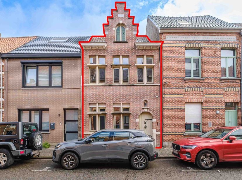 UNIEKE RIJWONING MET GEHEIM -<br />
<br />
Op zoek naar een woning met karakter en verrassend veel mogelijkheden? <br />
Achter de authentieke gevel o
