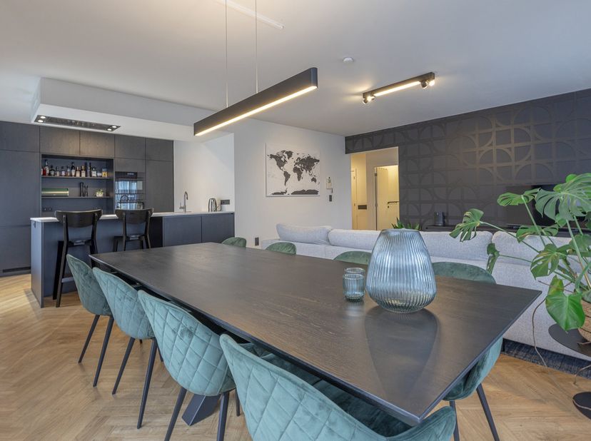 Ce magnifique appartement penthouse de deux chambres dans la résidence Botanique offre une combinaison idéale de confort et d'emplacement central.<br