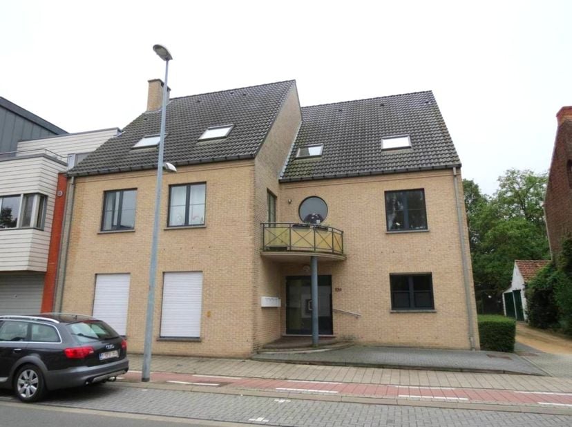 Dit centraal gelegen &amp;amp; vlot bereikbaar duplex-appartement telt 2 slaapkamers.<br />
Het beschikt verder over o.a. een berging met aansluiting voor