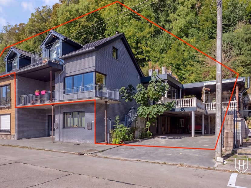 Op een werkelijk bijzondere locatie, aan de voet van de Sint-Pietersberg, bevindt zich dit riante duplex-penthouse uit 2013. Een woning die zich onder