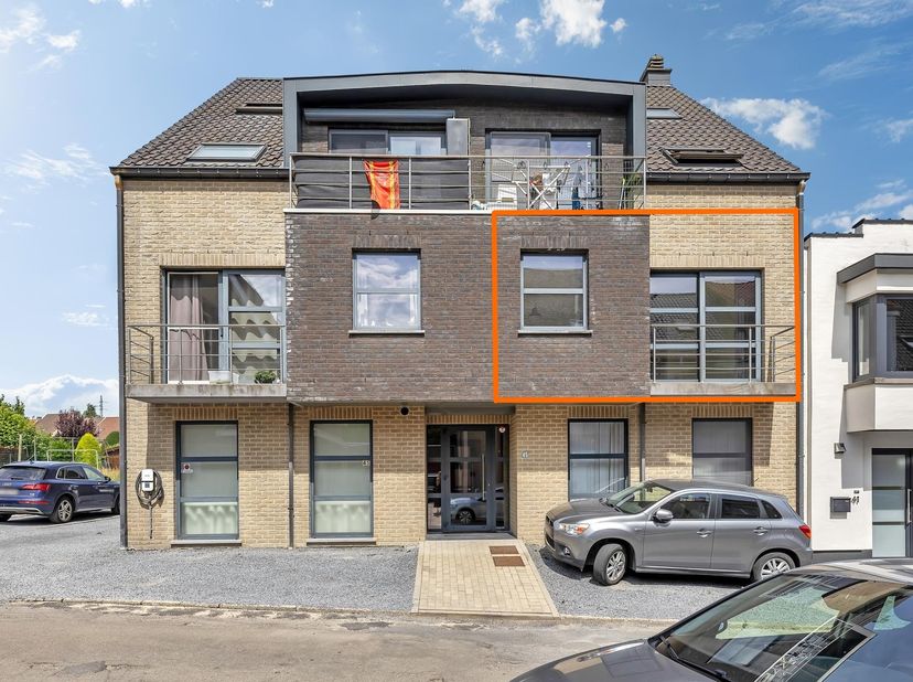 In een doodlopende straat nabij het centrum van Ninove bevindt zich dit ruime appartement op de eerste verdieping. Het gebouw omvat zeven appartemente