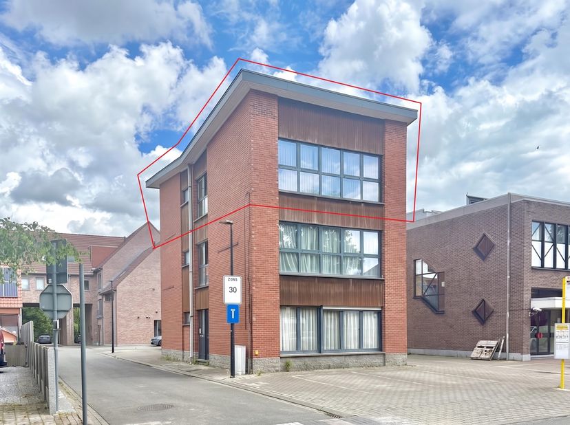 Dit appartement is uitstekend gelegen in het centrum van Londerzeel, op wandelafstand van winkels, scholen en openbaar vervoer. <br />
<br />
<br />