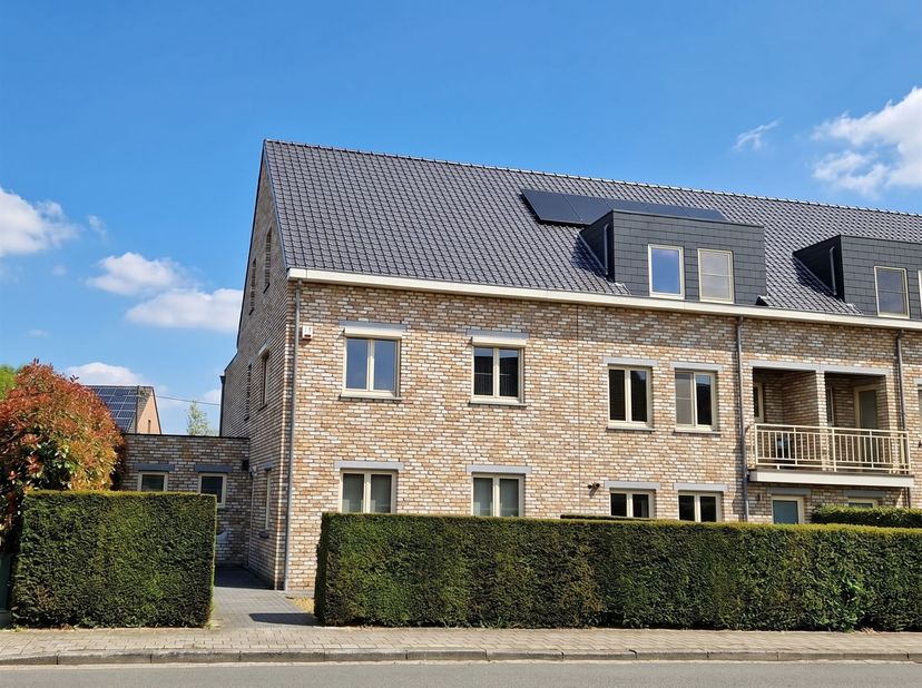 Bent u op zoek naar een ruime gezinswoning te centrum Heist met station, winkels en scholen op wandelafstand. Lees dan zeker verder. Deze woning op 32