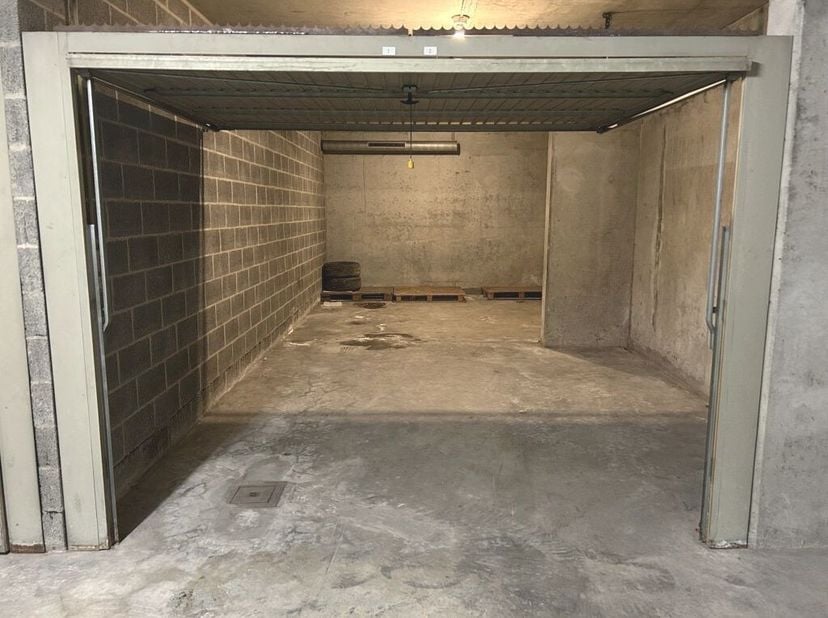 Deze ruime garage, gelegen aan de rugzijde van de zeedijk op niveau -2, biedt een uitstekende gelegenheid voor zowel het parkeren van uw voertuig als