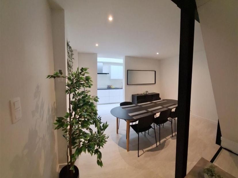 Dichtbij de Korenmarkt en naast het groene Kortenbachplein, ligt in een stille, voor auto's doodlopende straat, deze woning. Let op de hoge plint in b