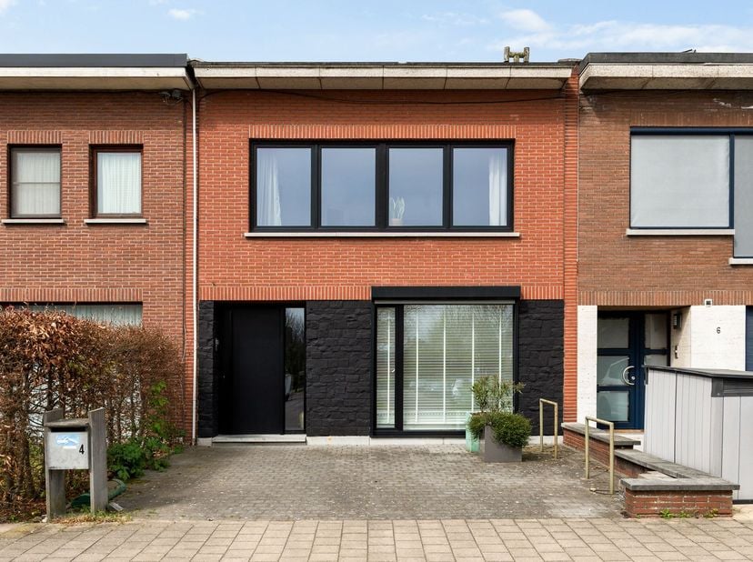 Karaktervolle woning (151m²) voorzien van twee slaapkamers en bureau met aangelegde tuin op een perceel van 283m² nabij Fort 5<br />
Ligging Deze cha