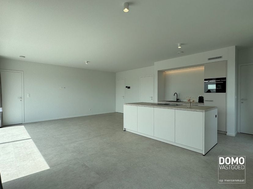 Heeft u interesse? Plan uw bezoek via onze website www.domovastgoed.be<br />
Dit prachtig appartement, gelegen op de derde en tevens bovenste verdiepi