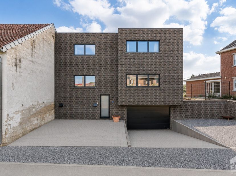 Moderne halfopen woning gebouwd in 2016, gelegen in een groene en landelijke omgeving nabij scholen, openbaar vervoer en op korte afstand van de Neder
