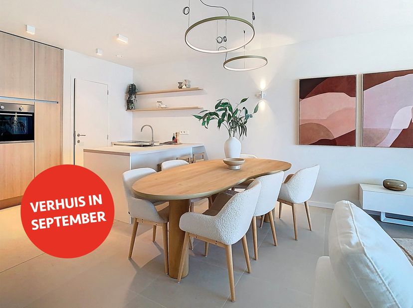 Dit appartement is 92m² groot met 2 slaapkamers en een groot terras van 20m². De inkomhal heeft ruimte voor een vestiaire en geeft uit op de lichte wo