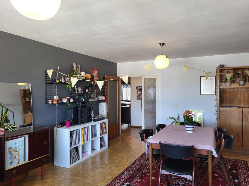 Dit zeer ruim en lichtrijk appartement met EPC B is instapklaar en gelegen op de 5de verdieping van residentie ”Den Drinck” in Borgerhout. Op de vijfd