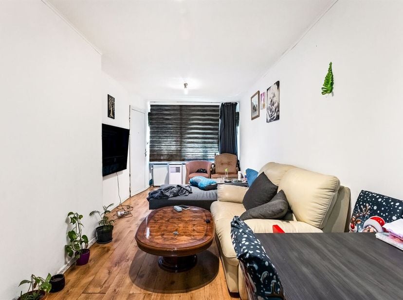 Handelshuis met bovenwoning in commerciële wijk in Merksem!<br />
Uitstekend opbrengsteigendom op een centrale ligging in de Doelhofstraat, een zijstr