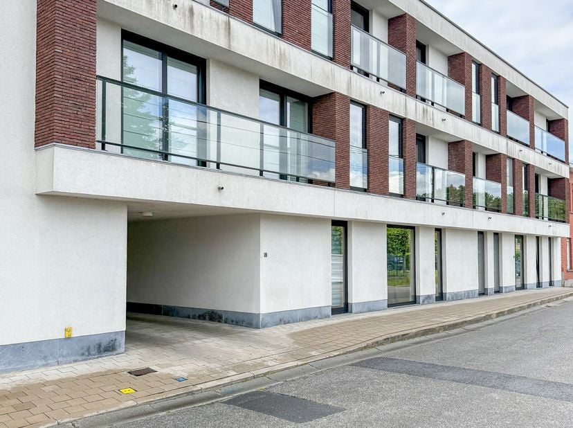Instapklaar appartement met inkomhall, living met zuidgericht terras (screens), ingerichte keuken, berging, 2 slaapkamers (1 met balkon), badkamer. Mo