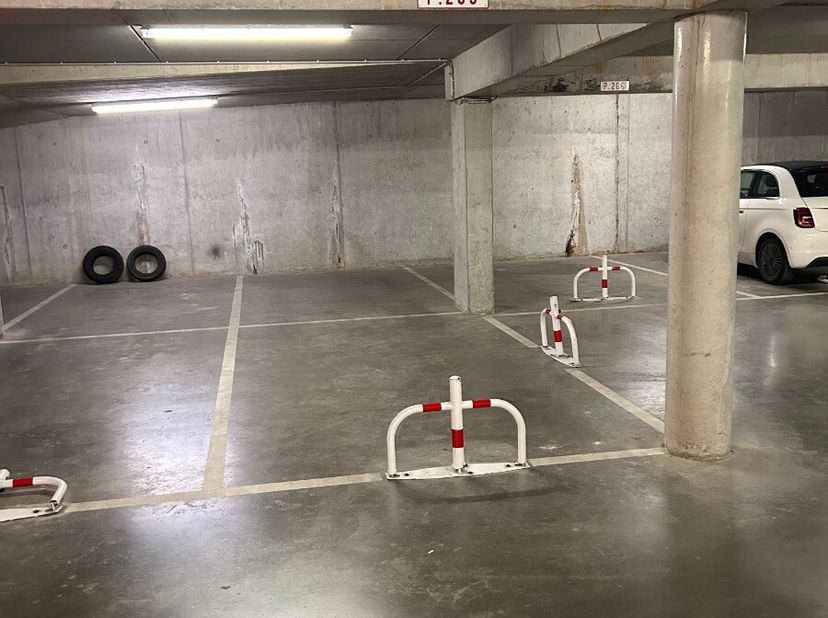 À vendre : Double place de parking à Nieuport Cette double place de parking est située au niveau -2 de la résidence Neoportus et est facilement access