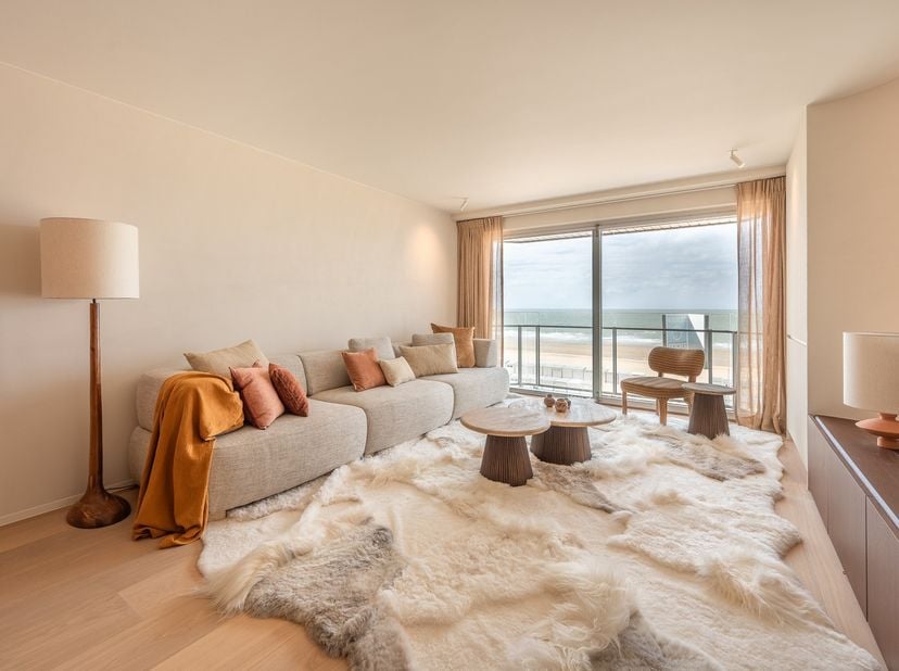 Fantastisch gerenoveerd 3 slaapkamer appartement op de zeedijk, ideaal gelegen in het Zoute, tussen het Albertplein en de wandeldijk. Indeling: inkomh