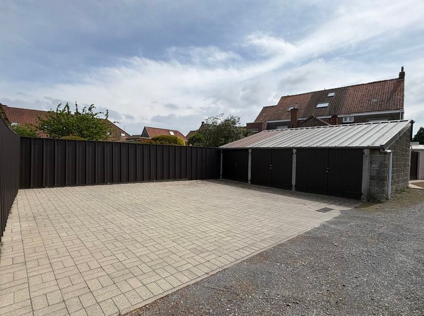Unieke eigendom in het centrum van Sijsele bestaande uit 3 garages/bergplaatsen op een volledig verhard perceel met plaats voor 2 à 3 extra wagens. <b