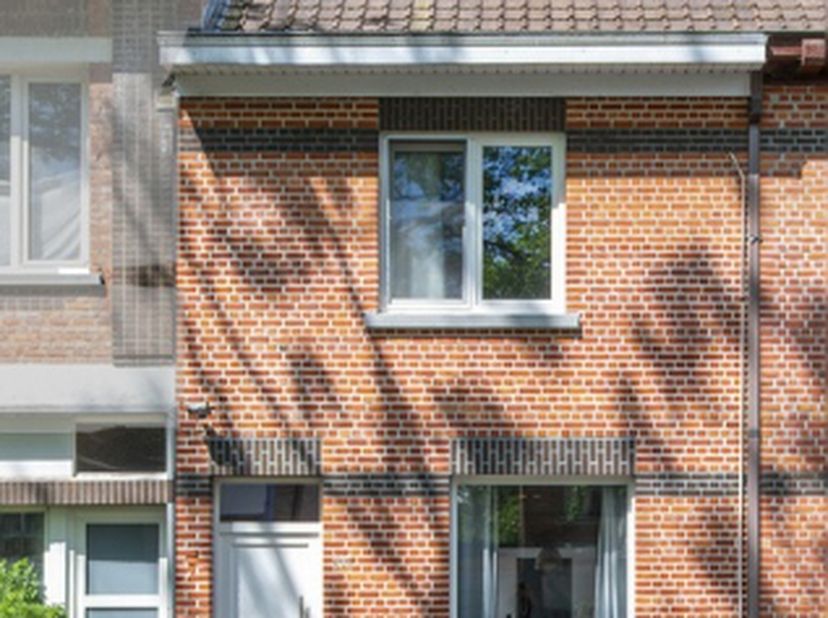 STIJLVOL INGERICHTE SPECIALE STARTERSWONING MET MODERNE ARCHITECTURALE TOETSEN EN VEEL LICHTINVAL&amp;nbsp;<br />
Schitterende ligging&amp;nbsp;<br />
voortui