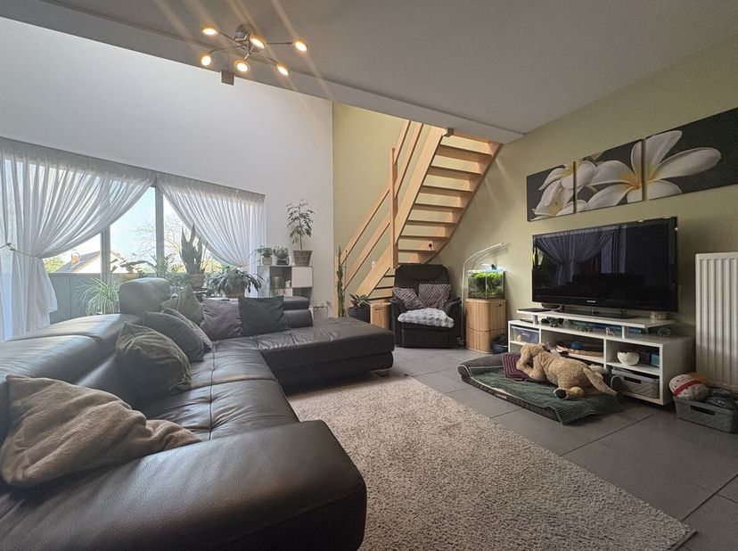 Spacieux appartement de deux chambres en duplex.<br />
Situation : Bien situé au centre de Wechelderzande, à proximité des voies d'accès.<br />
Aménag